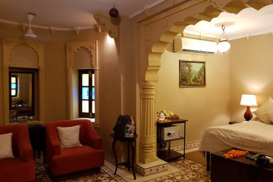 ajit-bhawan-bedroom