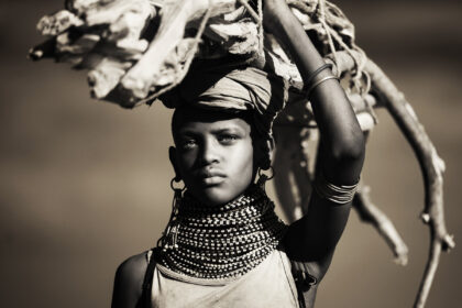 TUrkana-Tribe-Girl-Carring-wood_PZ7_1528