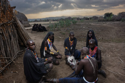 Arbore-Tribe-Girls-beading-Ethiopia-DSC_1493